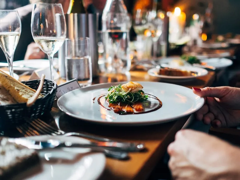 Příjemné prostředí tradiční restaurace u Fintů